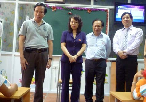 GS. Nguyễn Thanh Liêm, Giám đốc Bệnh viện Nhi Trung ương (bên trái) giới thiệu với Bộ trưởng về Lớp học Hy vọng